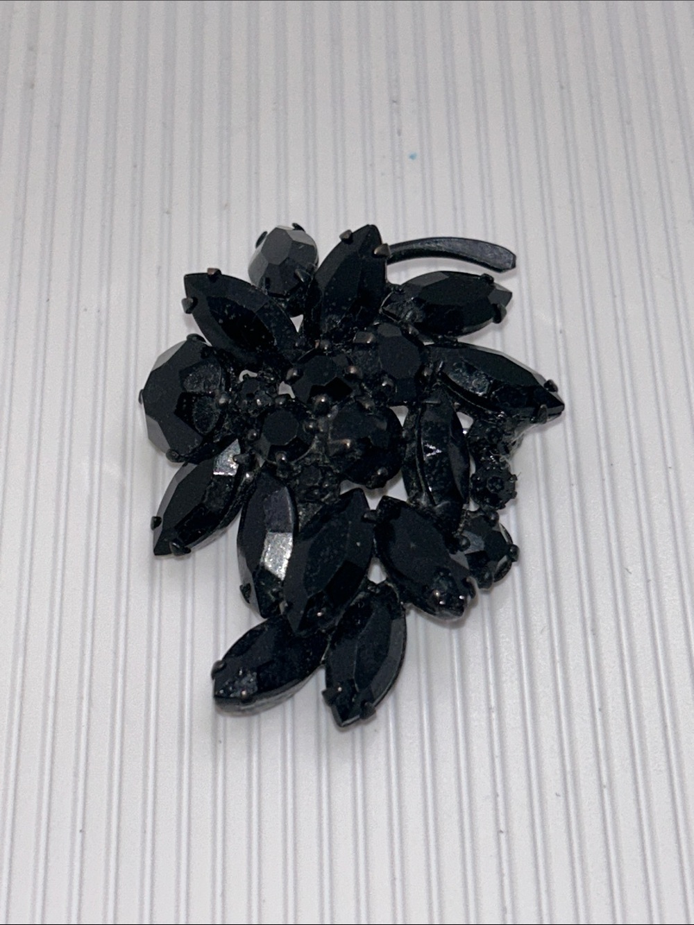 Albert Weiss Vintage Black Crystal Floral Cluster Brooch - Picture 3 of 7